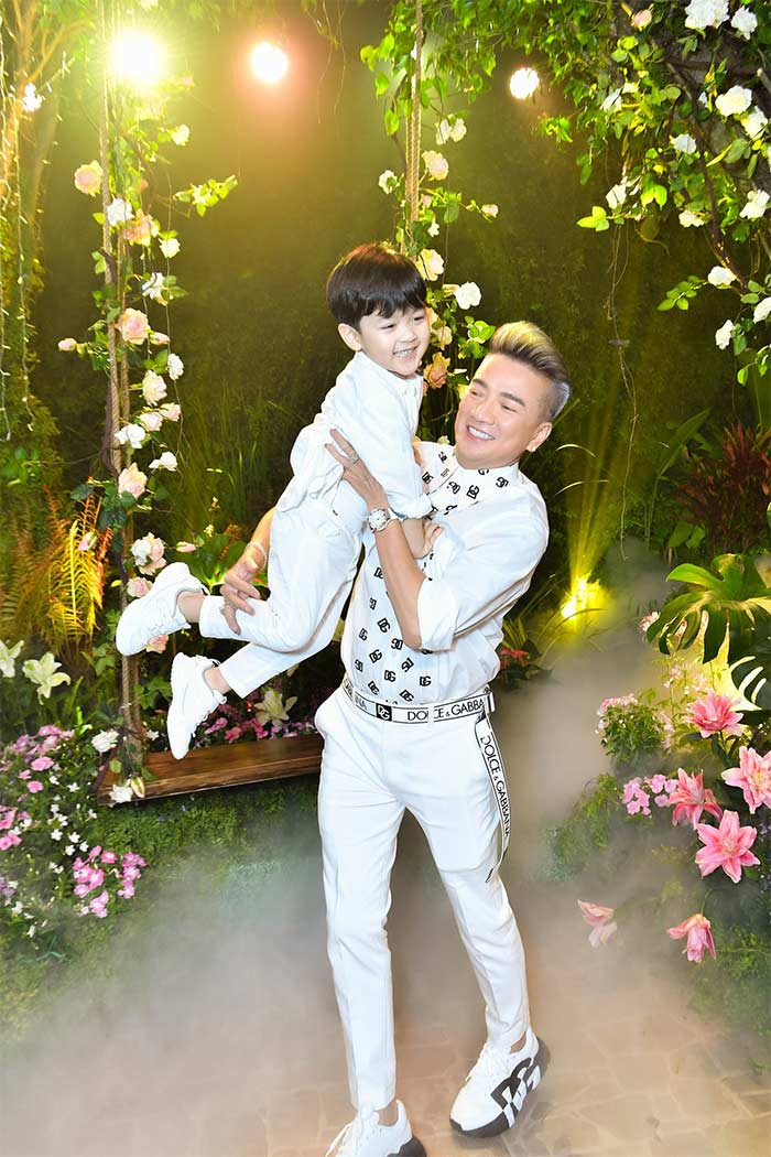 Polo Huỳnh thích thú khi được bố bế. Cậu bé khi cười nhìn lại càng đáng yêu hơn.