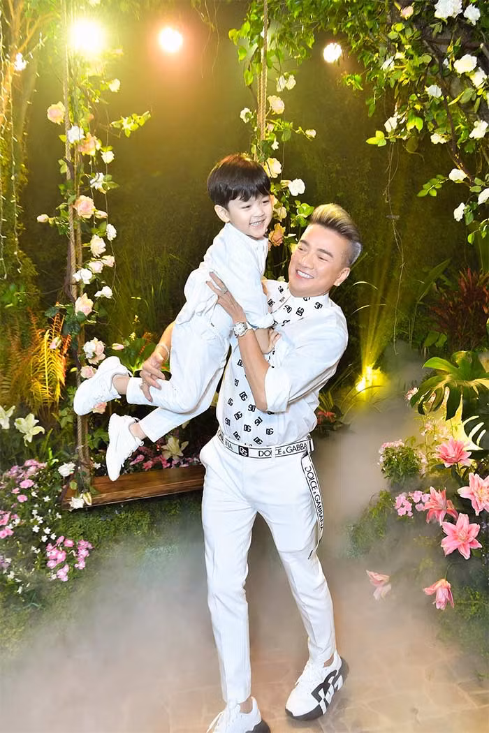 Polo Huỳnh thích thú khi được bố bế. Cậu bé khi cười nhìn lại càng đáng yêu hơn.