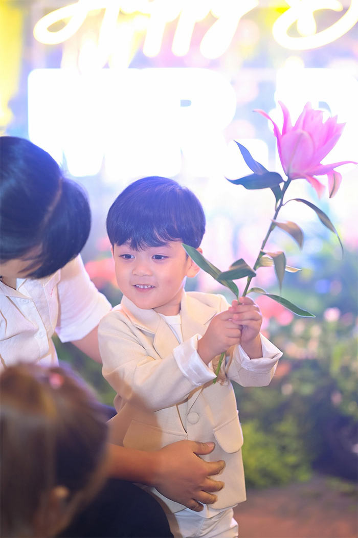 "... Polo như thiên thần xuất hiện, từ khi có con gia đình Hưng yên ấm, Hưng thành một người khác luôn”, nam ca sĩ tâm sự với Tiền Phong.