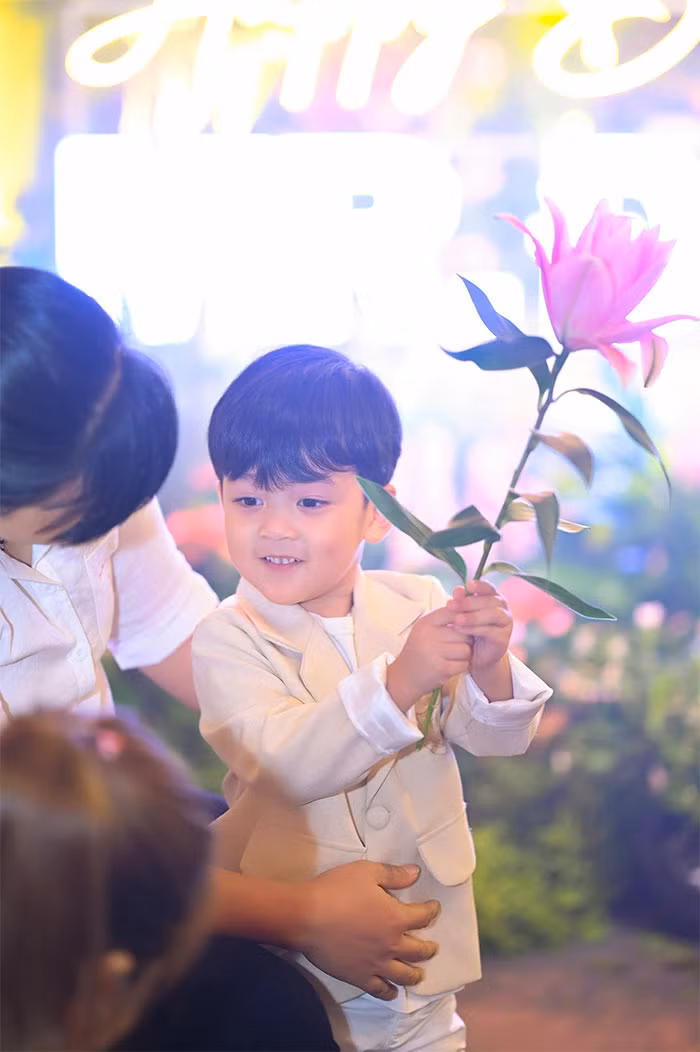 "... Polo như thiên thần xuất hiện, từ khi có con gia đình Hưng yên ấm, Hưng thành một người khác luôn”, nam ca sĩ tâm sự với Tiền Phong.