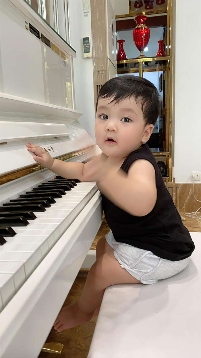 Khuôn mặt giống bố Hưng y như đúc, Polo rất dễ thương, bụ bẫm.