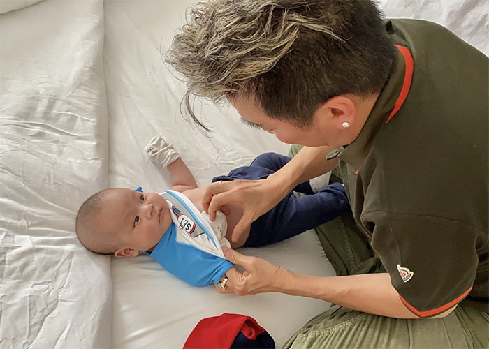 Giọng ca sinh năm 1971 chia sẻ anh giấu con tới tận bây giờ mới công khai danh tính vì không muốn con bị truyền thông để ý và có một tuổi thơ bình thường như bao bạn khác.