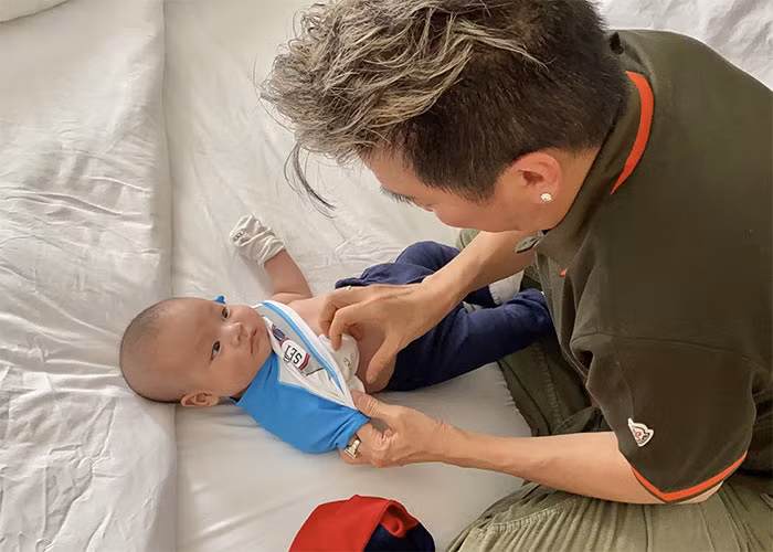 Giọng ca sinh năm 1971 chia sẻ anh giấu con tới tận bây giờ mới công khai danh tính vì không muốn con bị truyền thông để ý và có một tuổi thơ bình thường như bao bạn khác.