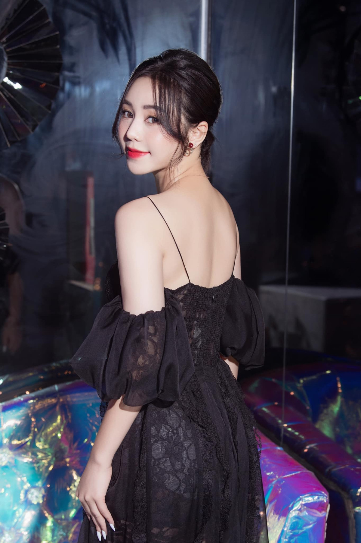 Nàng Sơn Ca của "Ga-ra hạnh phúc" "lột xác" thành quý cô gợi cảm với bộ đầm đen hai dây xuyên thấu.