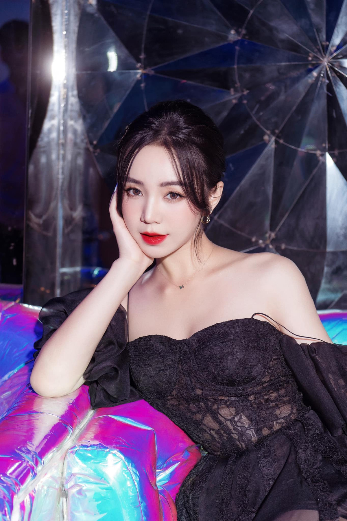 Mỹ nhân sinh năm 1995 sở hữu làn da trắng sứ mang "thương hiệu" của riêng mình.