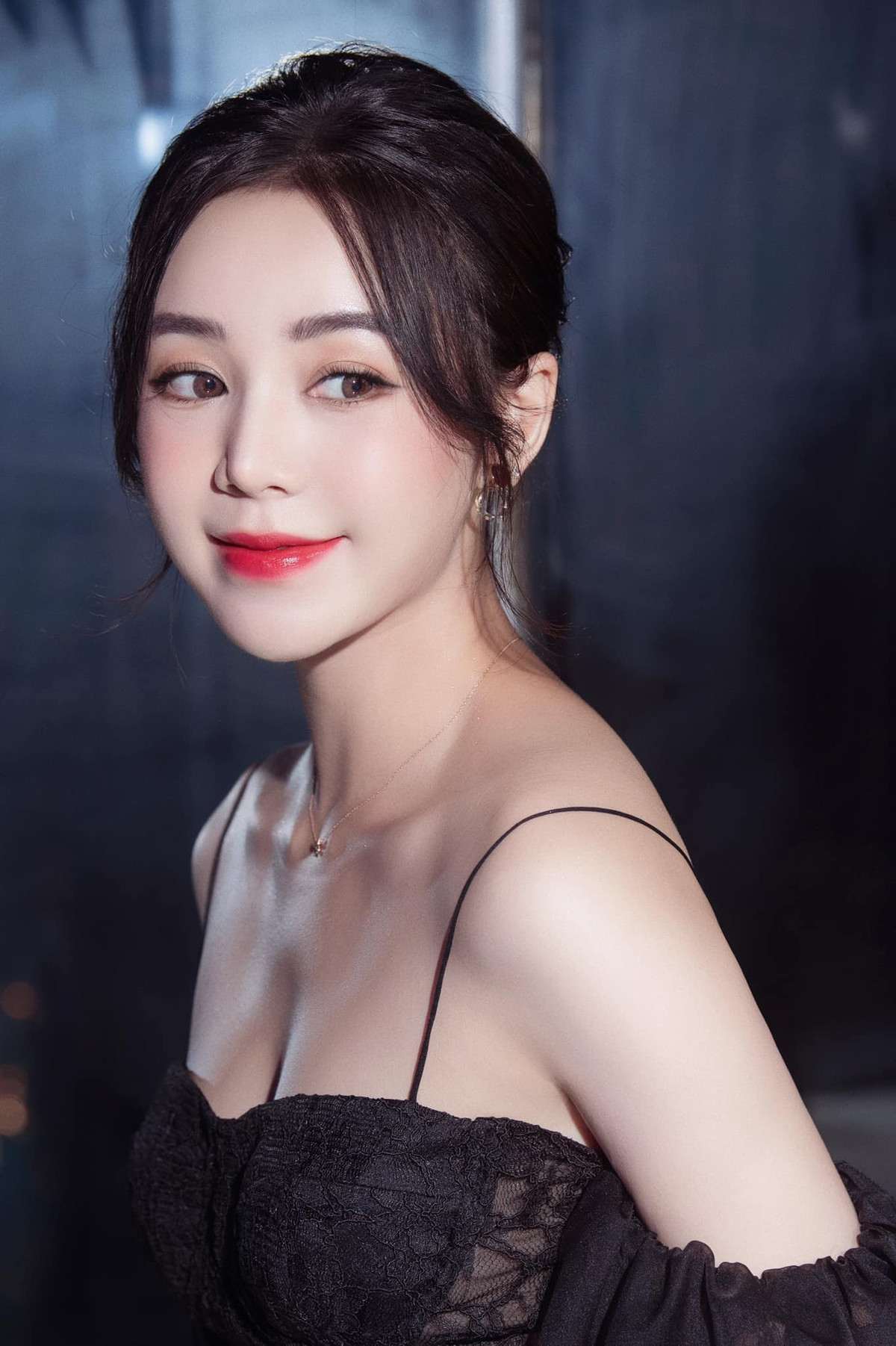 Quỳnh Kool "đốn tim" cánh mày râu khi khoe trọn vai trần gợi cảm cùng vòng một hững hờ.