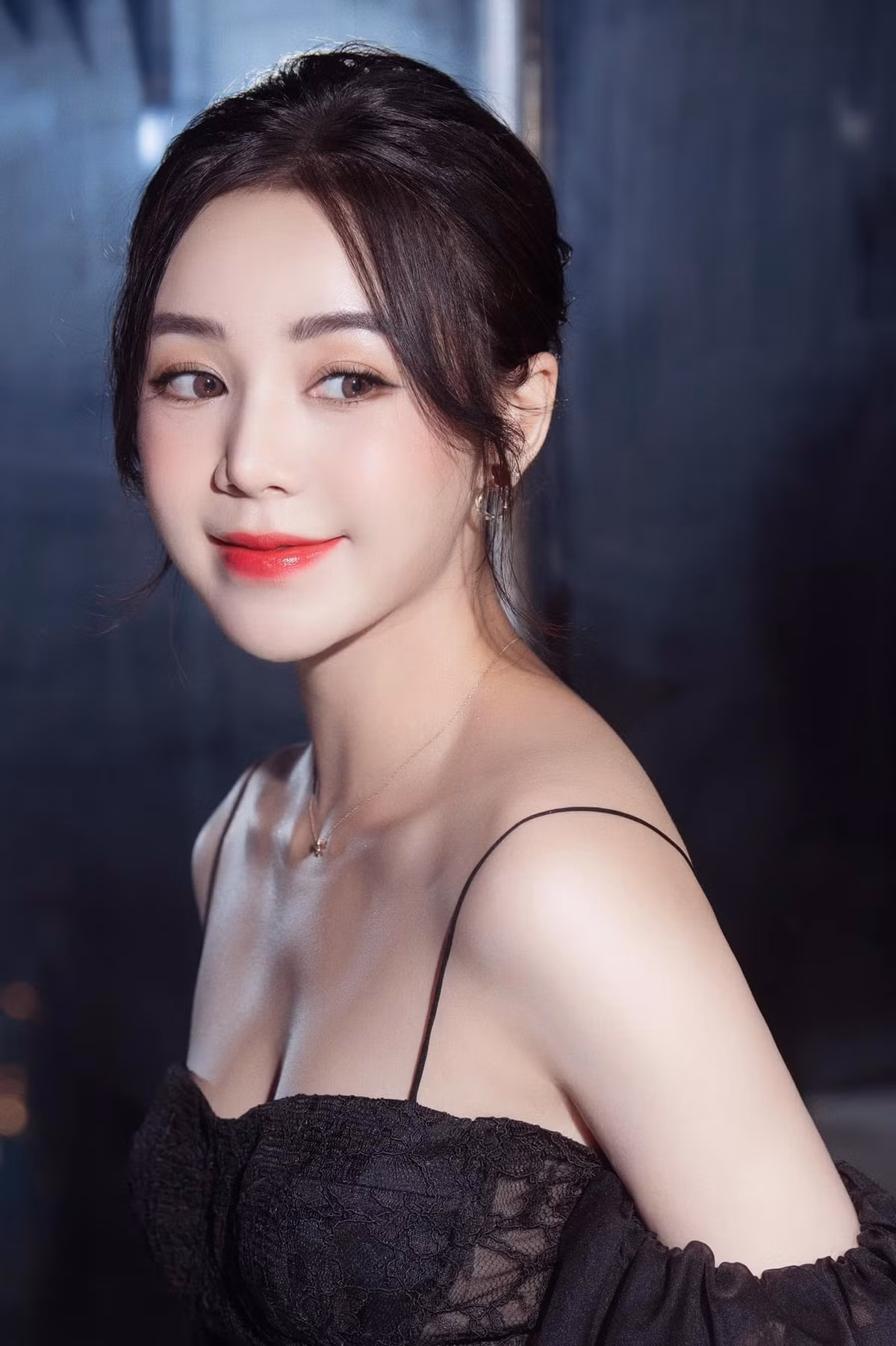 Quỳnh Kool "đốn tim" cánh mày râu khi khoe trọn vai trần gợi cảm cùng vòng một hững hờ.