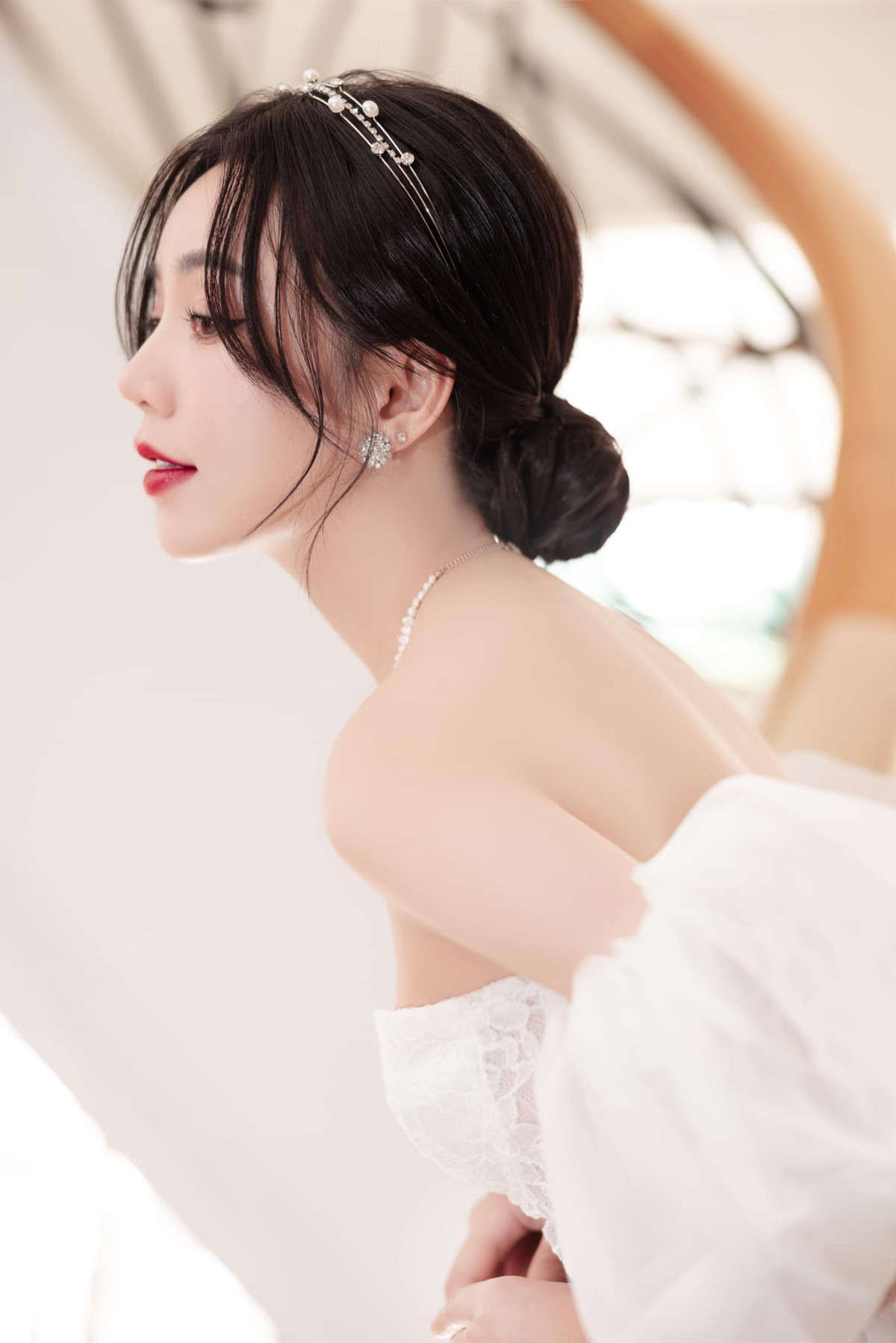 Sơn Ca của "Ga-ra hạnh phúc" ngoài đời đặc biệt yêu thích những trang phục váy áo hai dây khoe vai trần. Ảnh: Thắng Phạm.