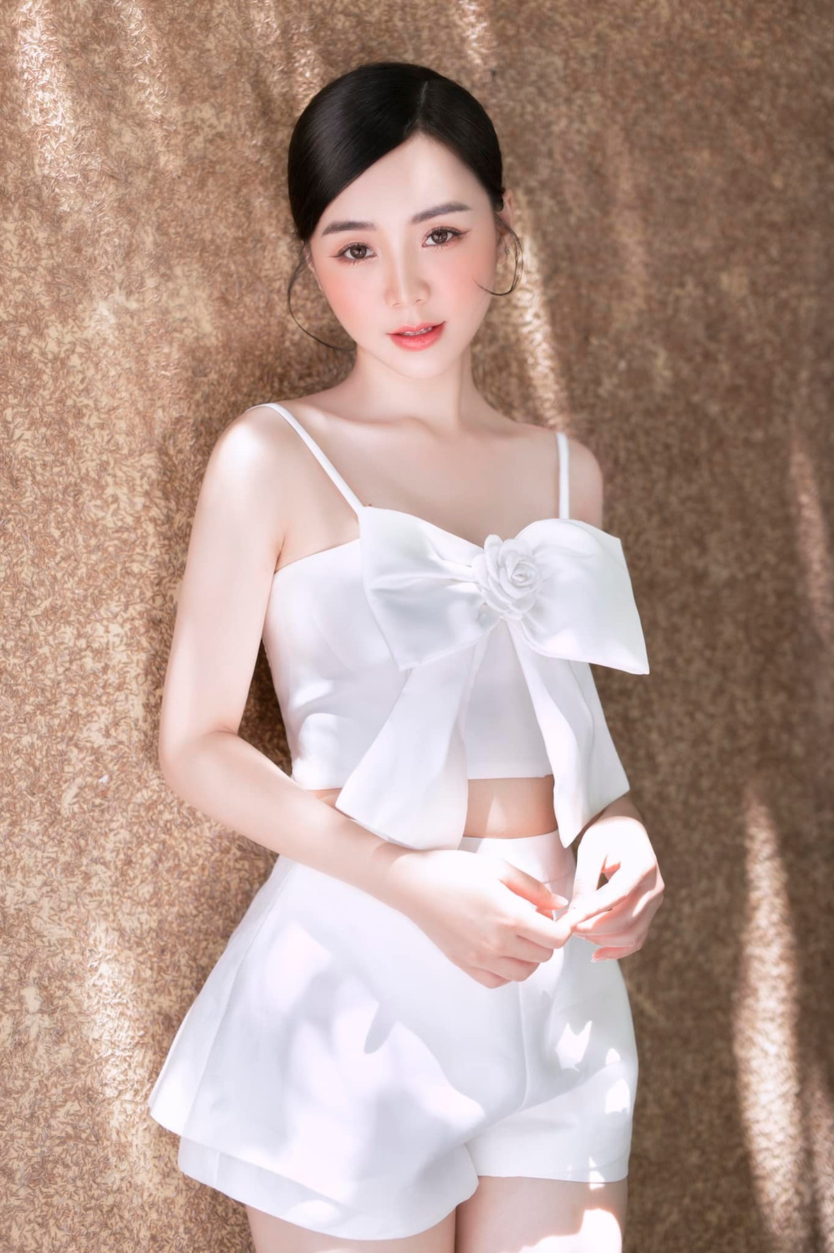 Nữ diễn viên theo đuổi phong cách thời trang đa dạng, làm toát lên vẻ đẹp trẻ trung, căng tràn và quyến rũ. Ảnh: Thắng Phạm.