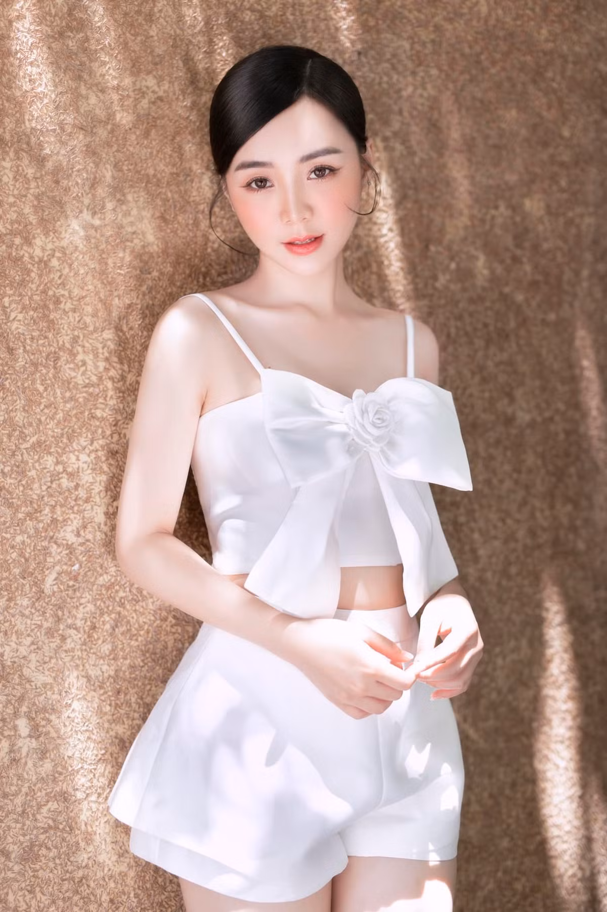 Nữ diễn viên theo đuổi phong cách thời trang đa dạng, làm toát lên vẻ đẹp trẻ trung, căng tràn và quyến rũ. Ảnh: Thắng Phạm.