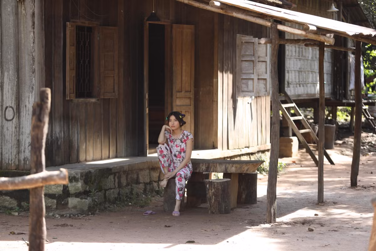 Chia sẻ trên trang cá nhân, Cao Thái Hà tiết lộ chuyện tự ra chợ chọn mua những món đồ phù hợp: "Bữa đó, nàng tự mình đi chợ rồi về háo hức khoe liền cái đôi dép siêu tâm đắc với mớ đồ giá 10k như may riêng cho bà Xuân...".