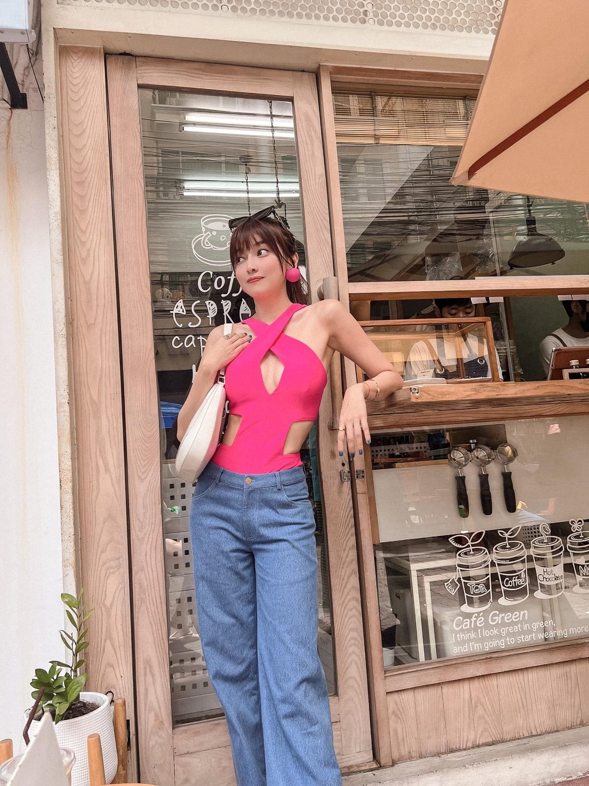 Mỹ nhân Cần Thơ chuộng phong cách thời trang gợi cảm, không ngại khoe body trong những bộ bikini nhỏ xíu.