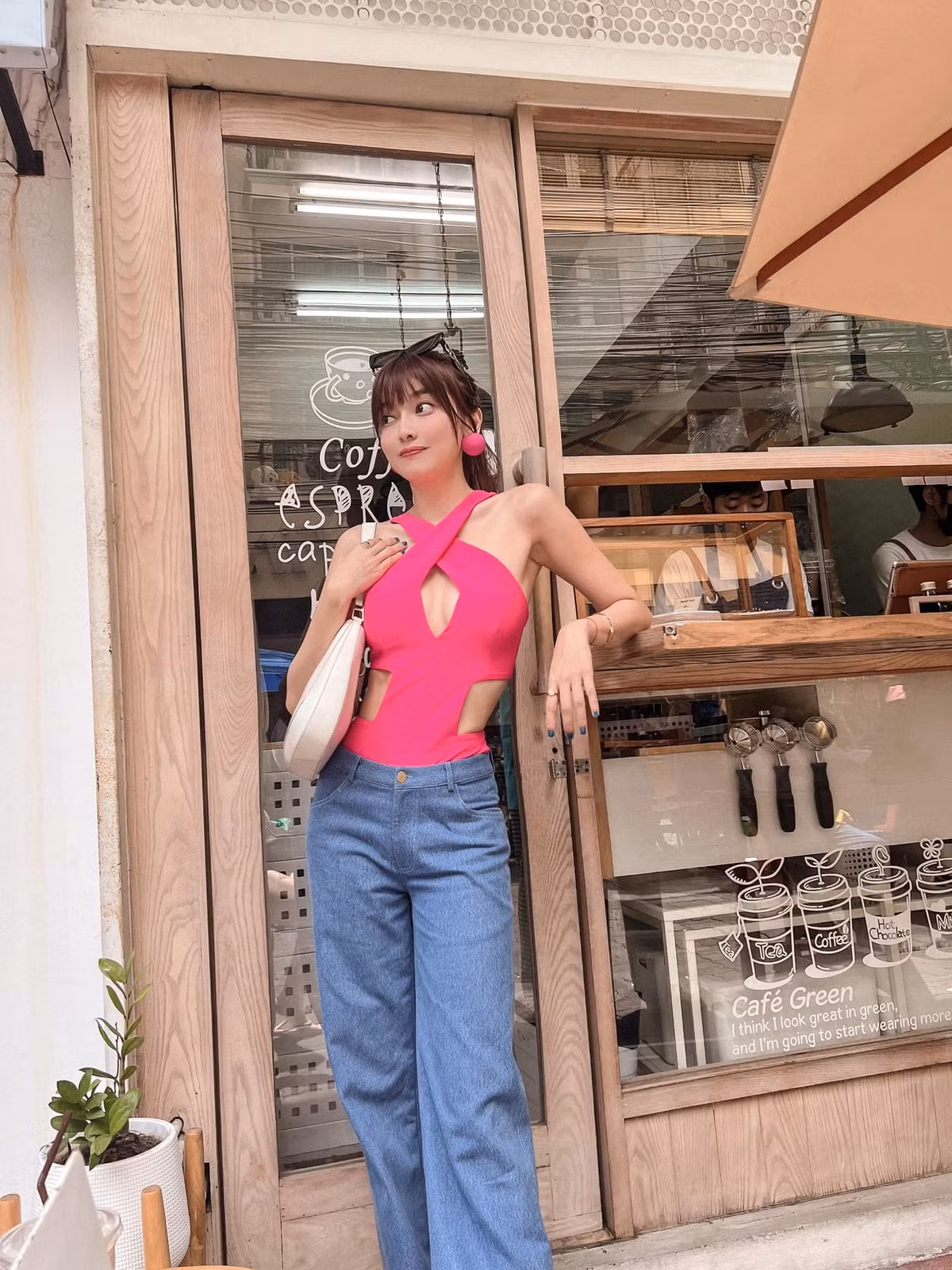 Mỹ nhân Cần Thơ chuộng phong cách thời trang gợi cảm, không ngại khoe body trong những bộ bikini nhỏ xíu.