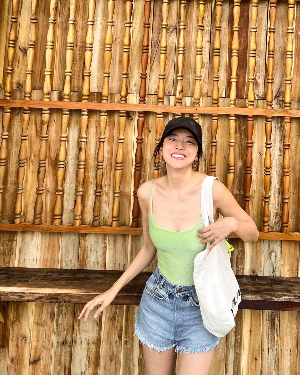 Mỹ nhân 9X gây ấn tượng với nhiều vai diễn khác nhau như Thiếu úy Hạ Lam trong "Bão Ngầm", mợ hai Sáng đanh đá trong "Tiếng sét trong mưa"...