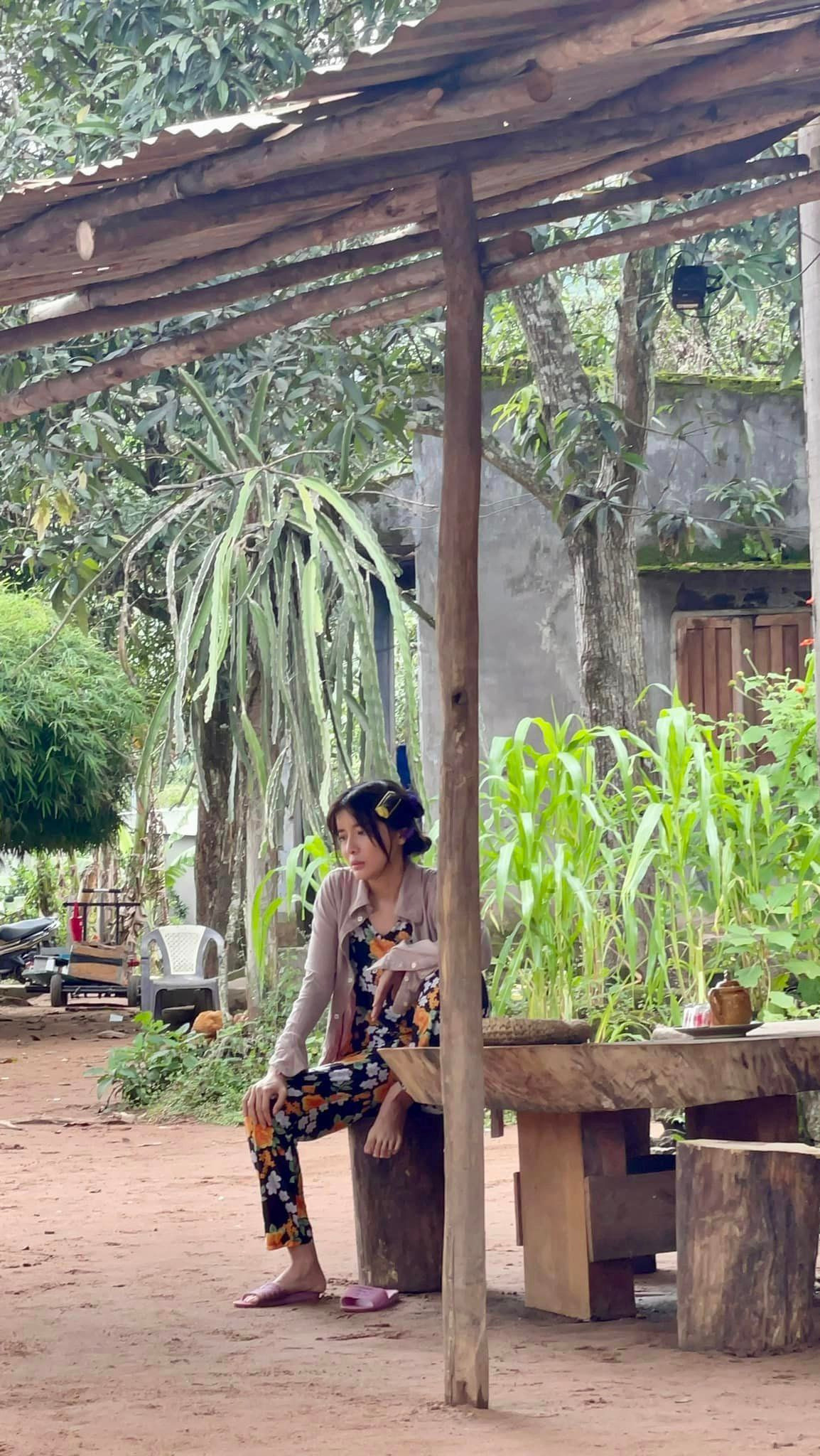 Để vào vai người phụ nữ ở thôn quê, nữ diễn viên "Mẹ rơm" phải chuẩn bị khá kỹ lưỡng về trang phục.