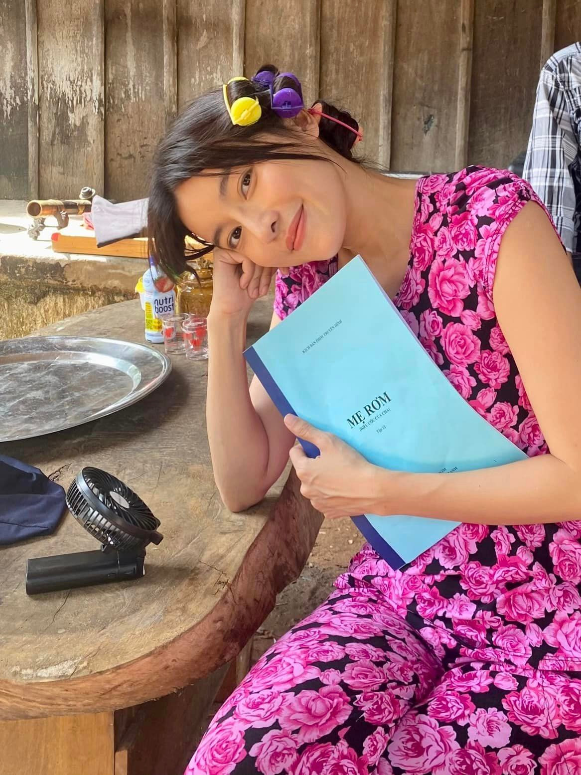 "Lần này, không phải là ảnh cực xinh trên bối cảnh, tự nhiên chỉ thích up mấy tấm Xuân đọc kịch bản. Nét đẹp lao động này lúc onset không lạ với Cao Thái Hà nhưng với Mẹ rơm, Xuân lại là một trải nghiệm có đôi chút khác hơn, sống với nhân vật, cảm nhận mọi thứ xung quanh, tận hưởng cái niềm hạnh phúc của nghề ngay cả trong hoàn cảnh khó khăn nhất", nữ diễn viên chia sẻ về nhân vật.