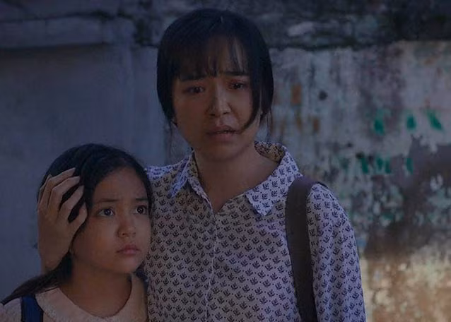 Nữ diễn viên Kim Oanh thường được các đạo diễn giao cho những vai khắc khổ trên phim như vai Yến trong "Thương ngày nắng về", Lan ở "Những cô gái trong thành phố", Lan trong "Hành trình công lý"...