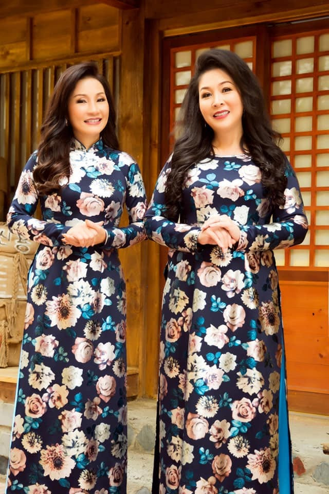 "Trên sàn diễn, chúng tôi có thể tranh luận nảy lửa, xung đột gay gắt, nhưng khi rời sàn tập lại đèo nhau đi ăn bún riêu, đi chợ Bến Thành mua son phấn, mua dụng cụ hóa trang...", Hồng Vân chia sẻ.