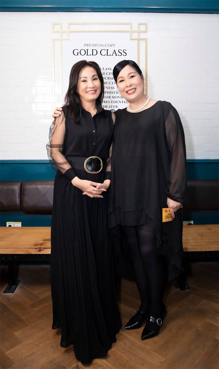 Trên sân khấu Hồng Vân và Hồng Đào là cặp bài trùng đóng chung nhiều vở kịch, ngoài đời họ là đôi bạn chí cốt gắn bó với nhau như hình với bóng.