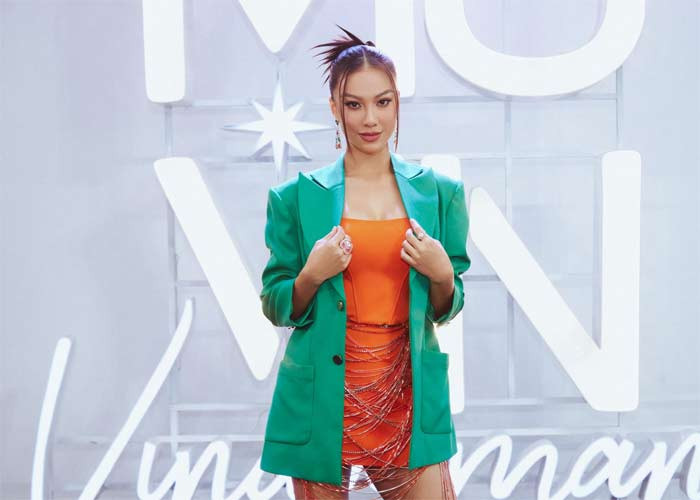 Chọn cho mình style đơn giản, nhưng người đẹp sinh năm 1995 luôn gây ấn tượng bởi những cách phối hợp trang phục, màu sắc vừa bắt mắt vừa thời trang.