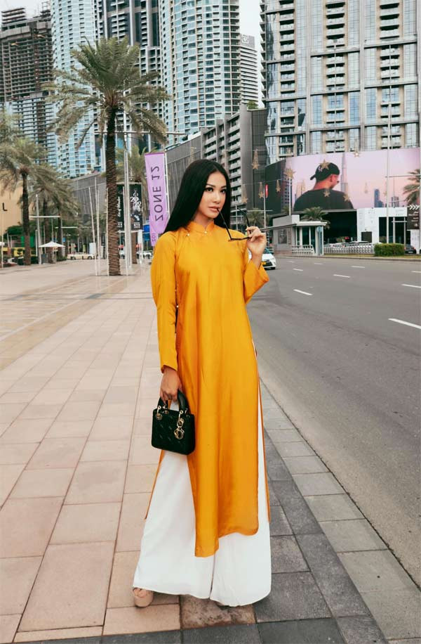 Diện áo dài vàng không họa tiết, không rườm rà phụ kiện nhưng Á hậu 1 Hoa hậu Hoàn vũ Việt Nam 2019 vẫn khiến người khác phải ngước nhìn.