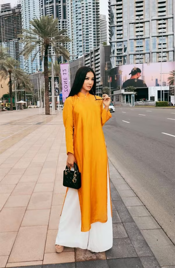 Diện áo dài vàng không họa tiết, không rườm rà phụ kiện nhưng Á hậu 1 Hoa hậu Hoàn vũ Việt Nam 2019 vẫn khiến người khác phải ngước nhìn.