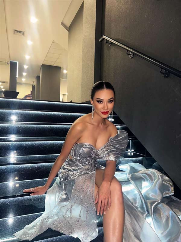 Sở hữu vóc dáng bốc lửa với số đo 90-62-90 cùng chiều cao 1m73, Nguyễn Huỳnh Kim Duyên luôn nổi bật khi đi dự sự kiện trong những bộ váy gợi cảm.