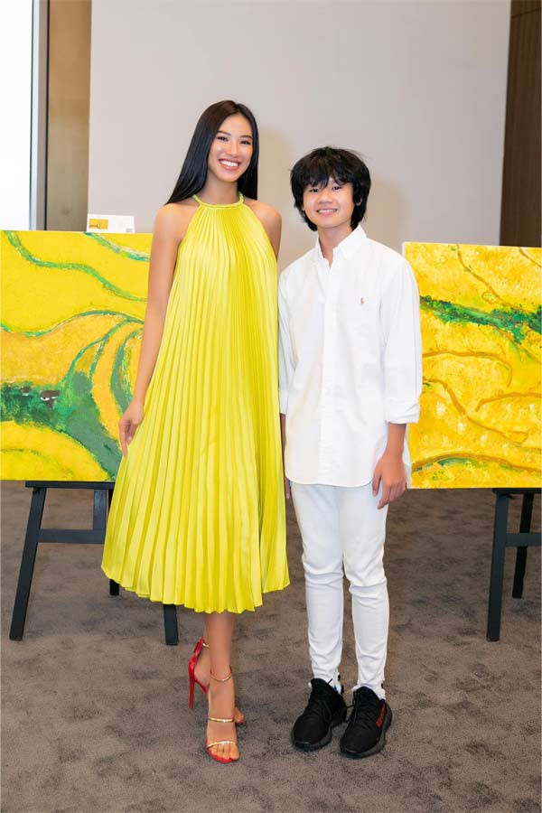 Nàng á hậu chọn một chiếc váy cổ yếm, xếp ly rất đơn giản nhưng vô cùng thanh lịch đi dự sự kiện.