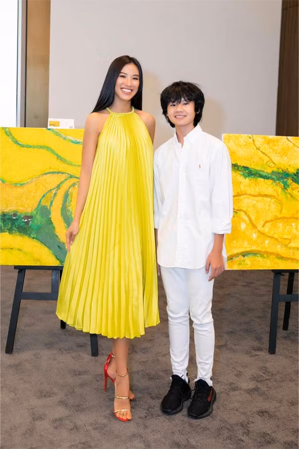 Nàng á hậu chọn một chiếc váy cổ yếm, xếp ly rất đơn giản nhưng vô cùng thanh lịch đi dự sự kiện.