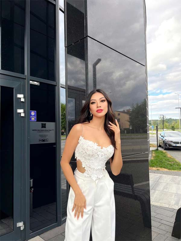 Chỉ với một chiếc áo yếm trắng và quần ống rộng cùng màu, Nguyễn Huỳnh Kim Duyên đã tự tin dạo phố, khoe vòng eo thon cùng vòng một gợi cảm.