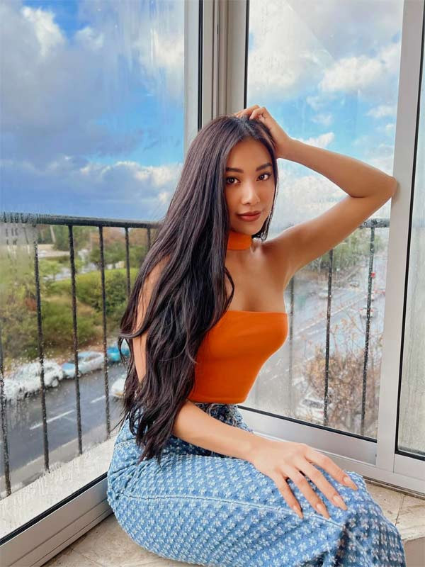 Chỉ cần một chiếc áo quây màu cam và chiếc quần jeans ống rộng, Nguyễn Huỳnh Kim Duyên đã đủ tự tin để xuống phố.