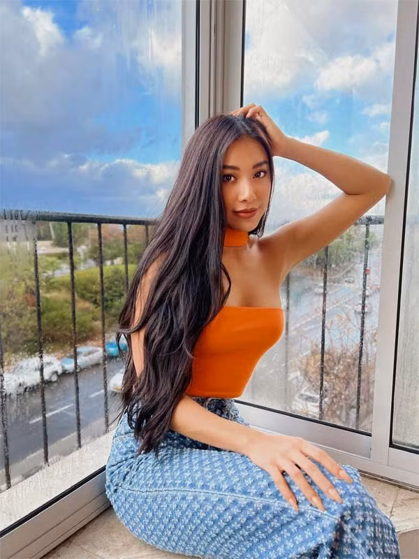 Chỉ cần một chiếc áo quây màu cam và chiếc quần jeans ống rộng, Nguyễn Huỳnh Kim Duyên đã đủ tự tin để xuống phố.