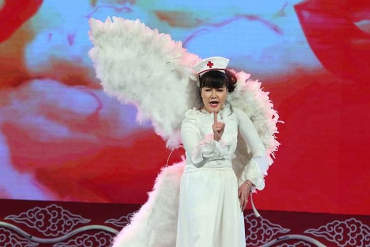 Trong chương trình "Gặp nhau cuối năm", nghệ sĩ Vân Dung ghi dấu ấn trong lòng khán giả với vai Táo Giáo dục, Táo Xã hội, đặc biệt là Táo Y tế. (Ảnh: Vietnamnet)