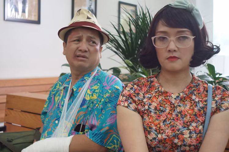 Trong phim "Ghét thì yêu thôi" và "Yêu thì ghét thôi", Vân Dung vào vai bà Diễm, một người mẹ đơn thân hơn 50 tuổi, sống với con gái và có mối tình xì tin với ông Quang "quác" do nghệ sĩ Chí Trung thủ vai. (Ảnh: VTV.vn)