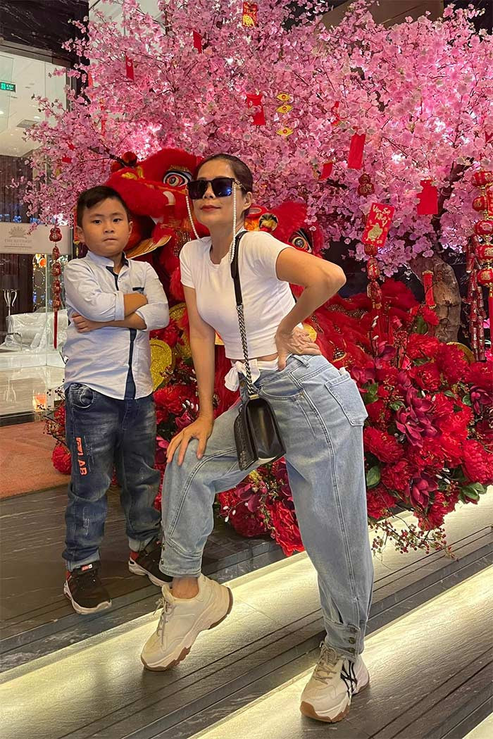 Jonathan có vẻ ngoài giống bố nhưng tính cách thì rất nghịch ngợm, hiếu động.