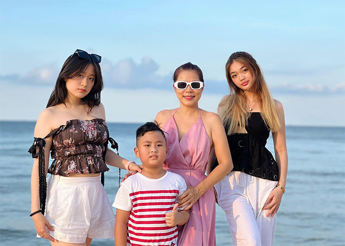 Không còn ở đỉnh cao nghề nghiệp nhưng Mỹ Lệ lại khiến mọi người ngưỡng mộ vì có cuộc sống vô cùng viên mãn bên chồng và ba con xinh đẹp, học giỏi.