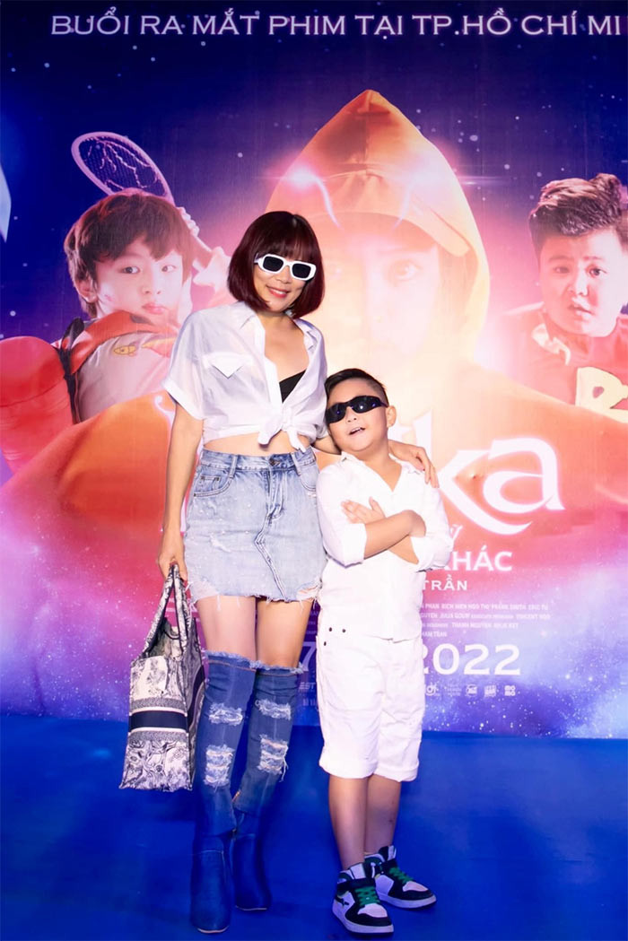 Con trai út thường được mẹ dẫn đi sự kiện.