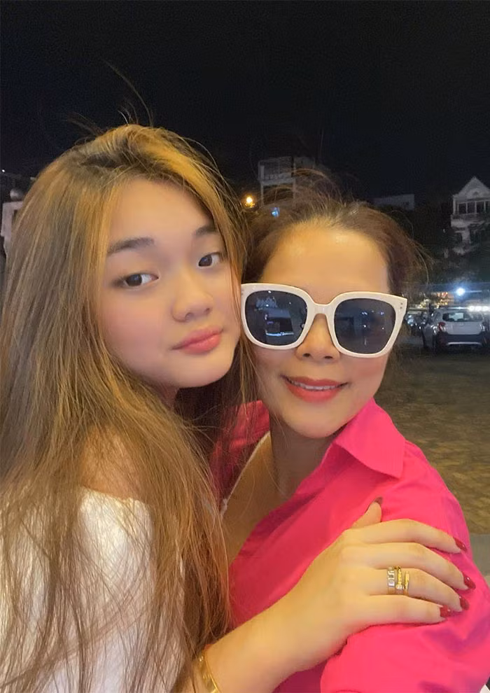 Giọng ca gốc Quảng Bình cho biết, Misu cá tính, có lối suy nghĩ phóng khoáng, hướng ngoại giống mẹ.