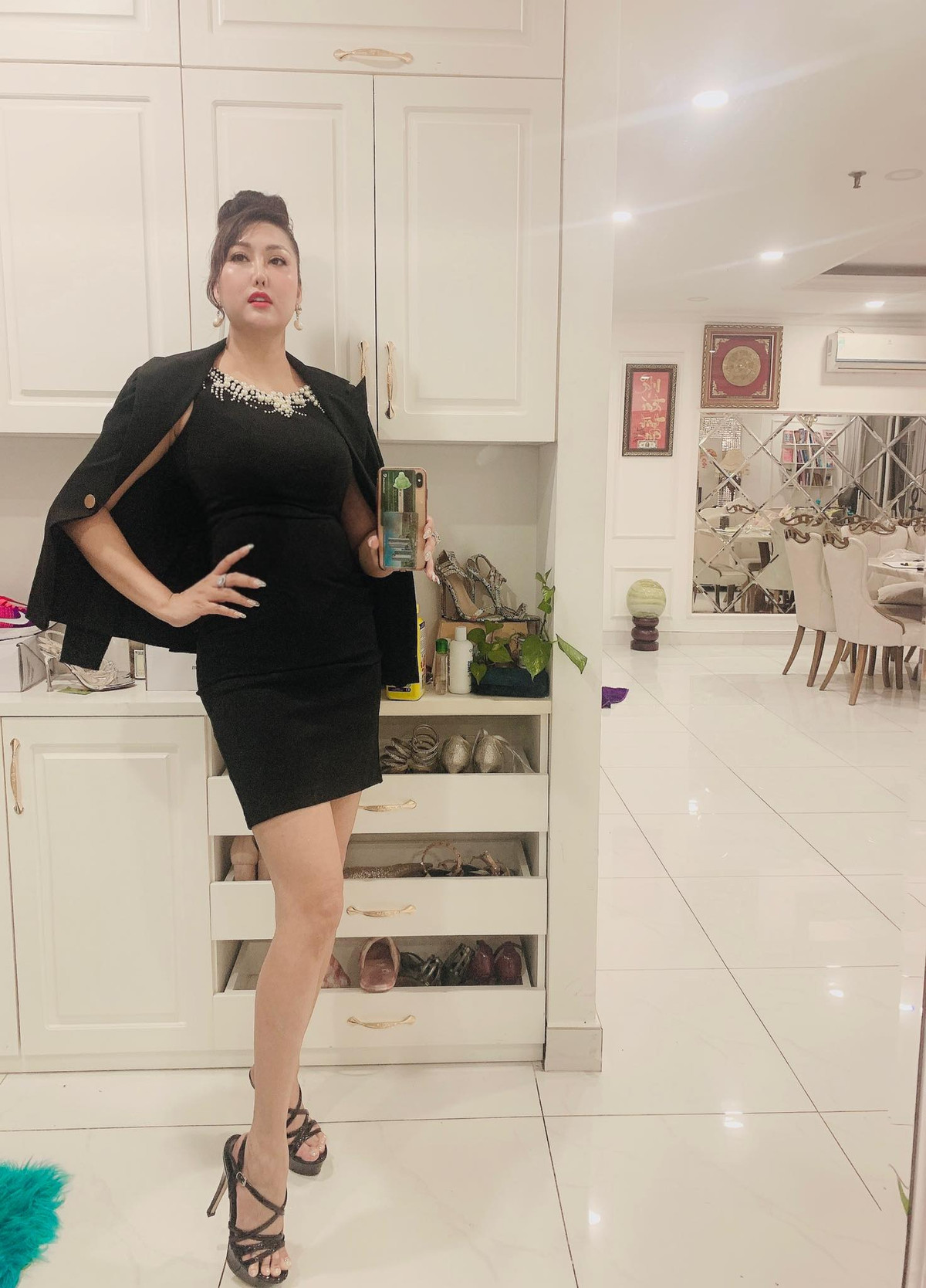 Trong nhiều khung hình, mỹ nhân 40 tuổi đã lộ khuyết điểm với gương mặt sưng vù, vòng hai ngấn mỡ.