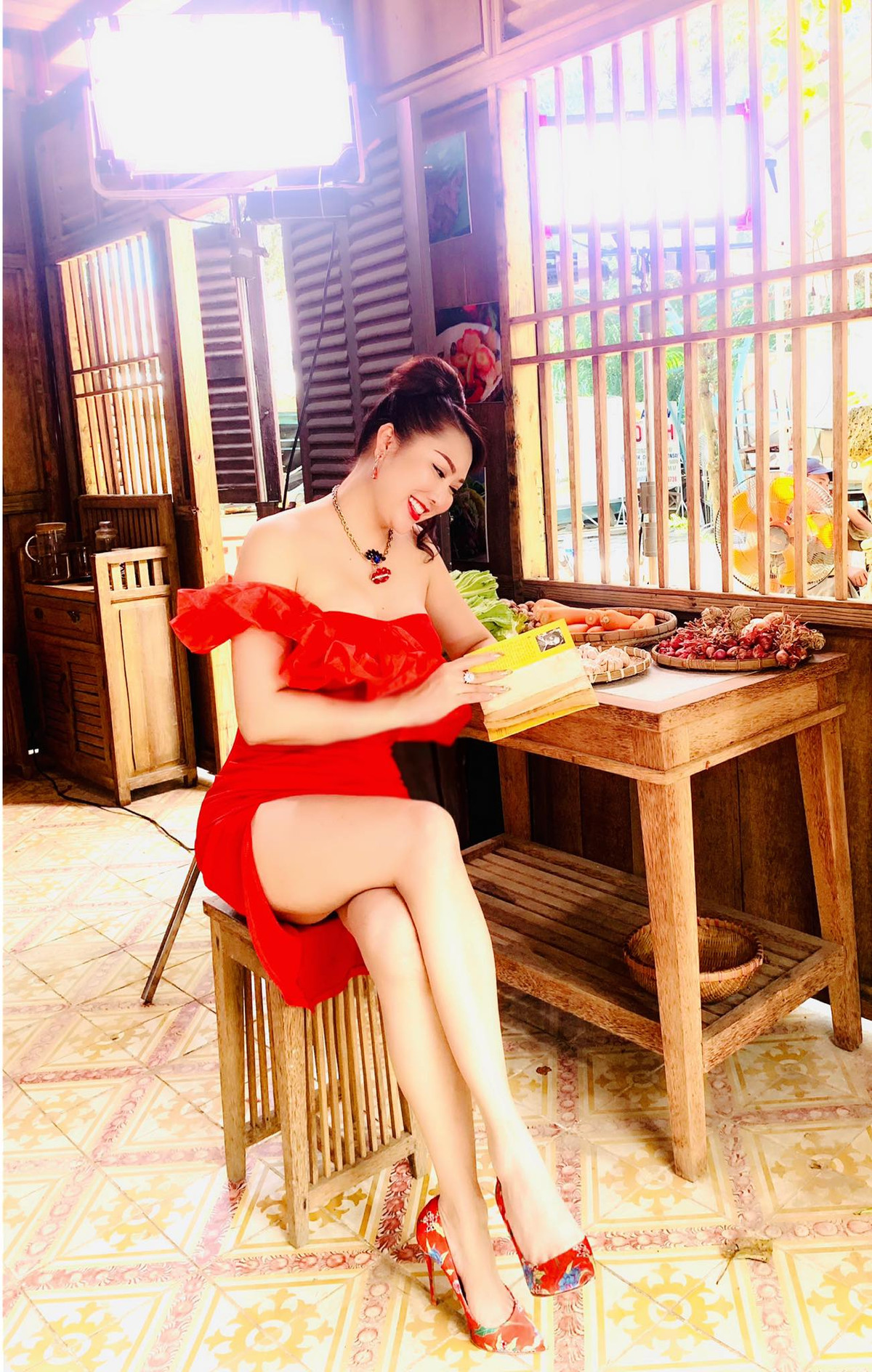 Nhờ thế mà "nữ hoàng dao kéo" vẫn giữ được vòng một nảy nở, vòng ba săn chắc và cân đối với cơ thể hơn so với thời mới "trùng tu".