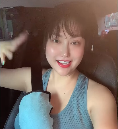 Sau không ít lần "dao kéo", nữ diễn viên "Cô gái xấu xí" xuất hiện với diện mạo thất thường, khi thì thon gọn gợi cảm, lúc lại phát tướng sồ sề...