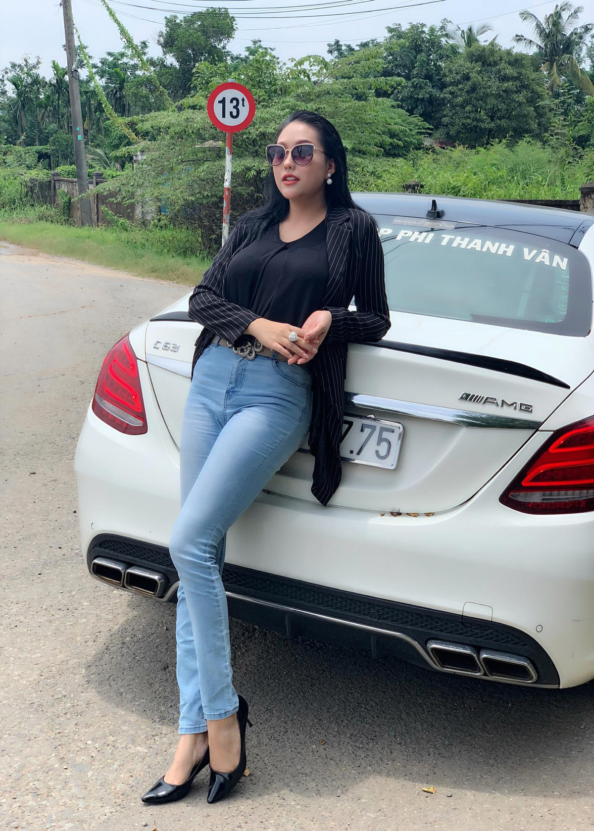 Nữ diễn viên từng chia sẻ trên truyền thông, dù trải qua nhiều biến cố, thất bại trong kinh doanh, nhưng chị vẫn có người theo đuổi, vẫn có đại gia tán tỉnh.