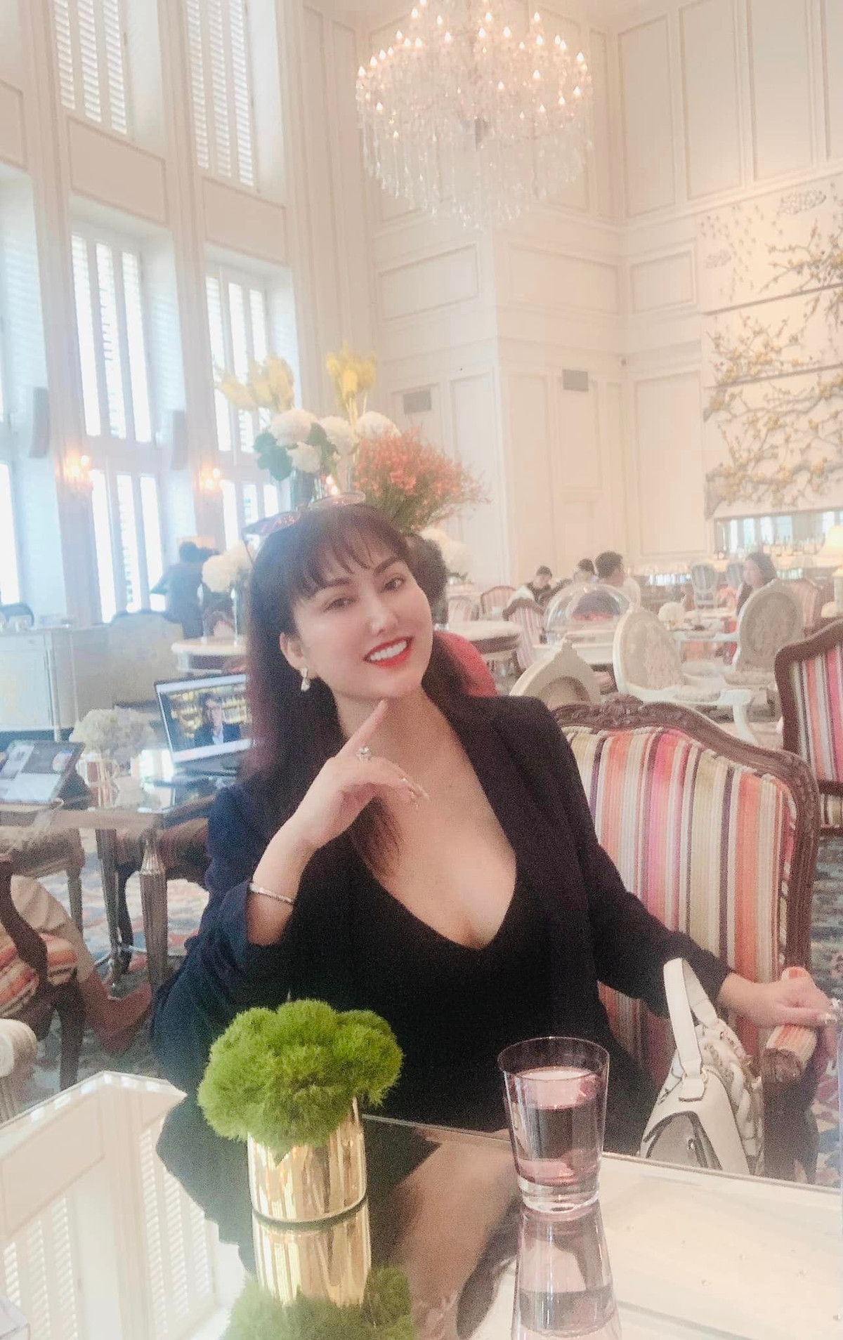 Phi Thanh Vân duy trì thói quen dậy sớm từ 5h sáng để ngồi thiền 30 phút. Chị chia sẻ cũng dành ra 2 tiếng tập gym vào mỗi buổi tối, sau đó 1 tiếng cho quy trình làm đẹp.