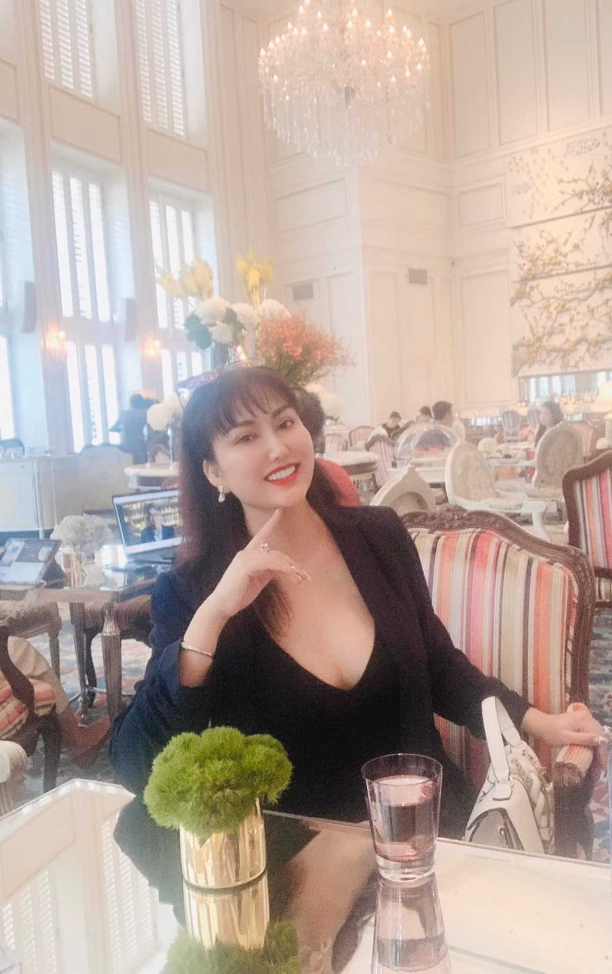 Phi Thanh Vân duy trì thói quen dậy sớm từ 5h sáng để ngồi thiền 30 phút. Chị chia sẻ cũng dành ra 2 tiếng tập gym vào mỗi buổi tối, sau đó 1 tiếng cho quy trình làm đẹp.