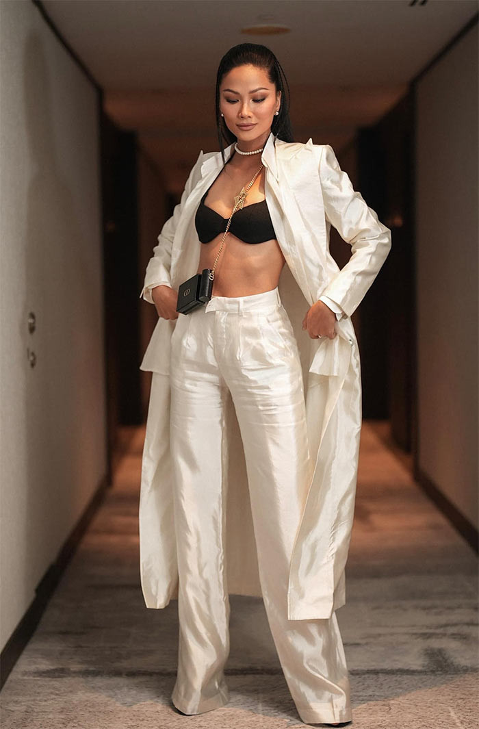 Top 5 Hoa hậu Hoàn vũ 2018 chọn bộ lụa trắng kết hợp với áo bra đen khoe hai vòng hút mắt.