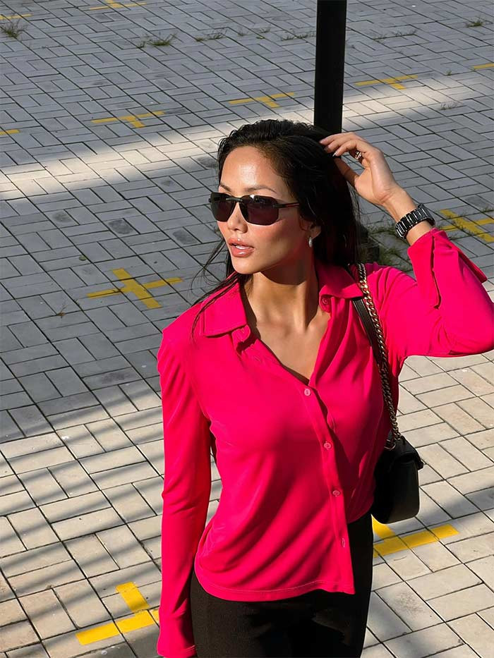 Khác với thời trang sexy, nóng bỏng khi đi dự sự kiện, style đời thường của H'Hen Niê lại vô cùng giản dị.