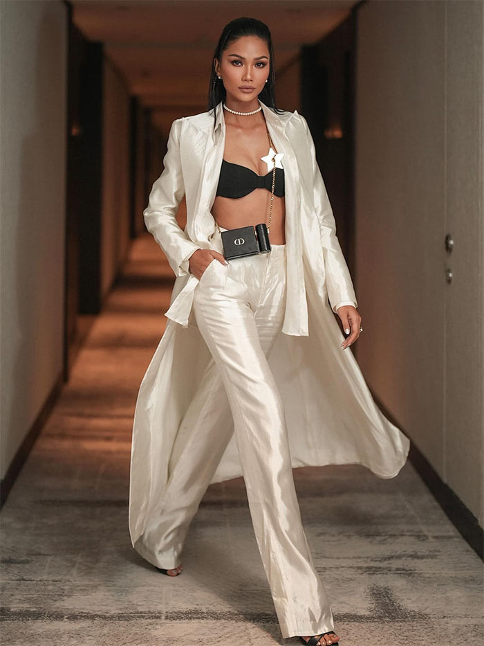 Trong chuyến công tác ở Singapore mới đây, H'Hen Niê gây ấn tượng với style cực nóng bỏng.