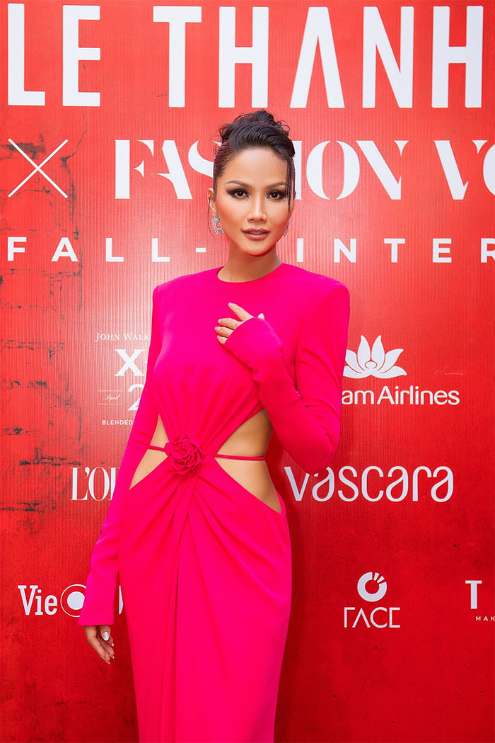 Với chiếc váy cut-out phần eo khi đi dự một sự kiện thời trang mới đây, người đẹp Ê Đê khoe vòng hai đáng mơ ước và cực kỳ quyến rũ.