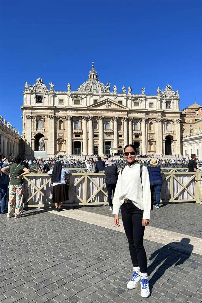 Thậm chí, cả khi đi sang nước ngoài công tác, trang phục dạo phố của người đẹp sinh năm 1992 cũng giản dị tới mức không ngờ.