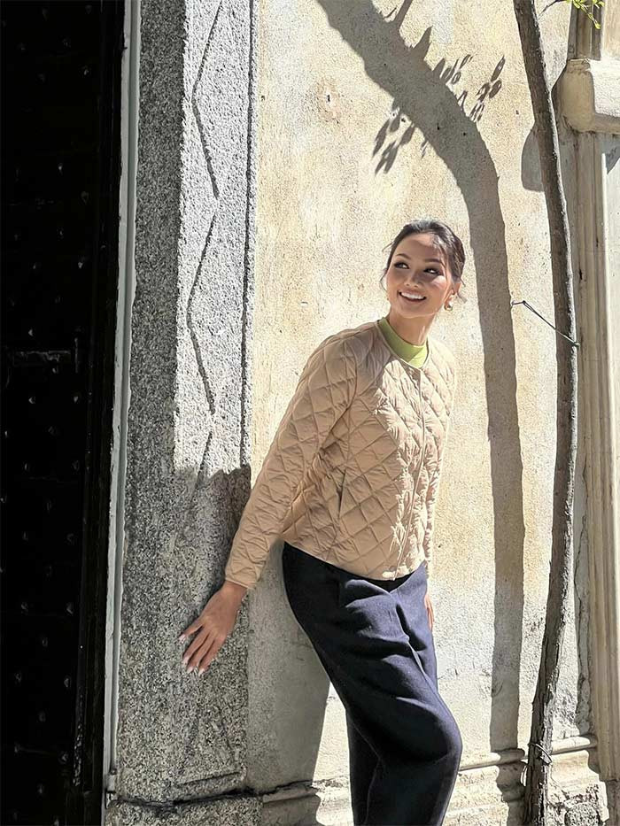 Mặc dù ăn vận giản dị, H'Hen Niê vẫn luôn nổi bật nhờ thần thái hoa hậu, body cực chuẩn.